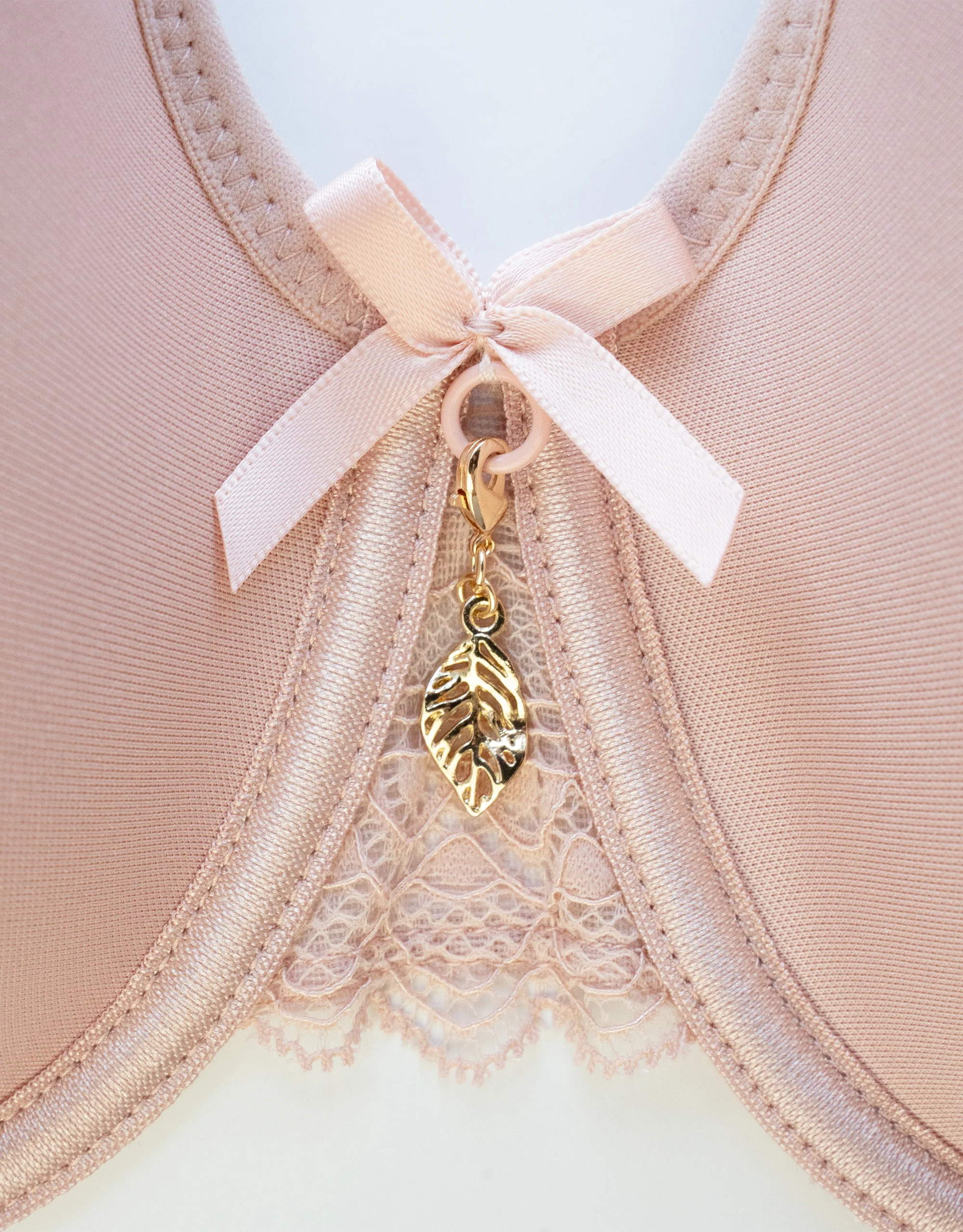 Bra Charm Golden Leaf - Image 2